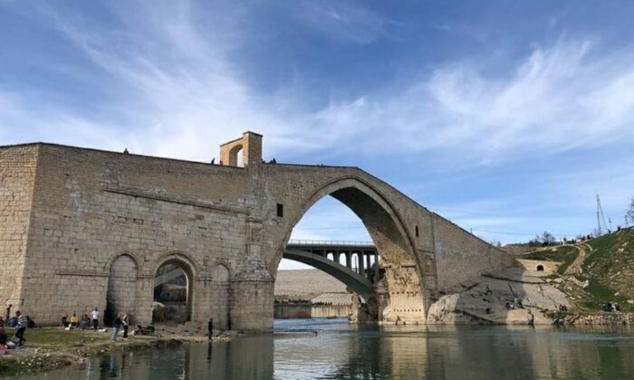 Gezmek için çıktığı köprüden dengesini kaybedip suya düştü