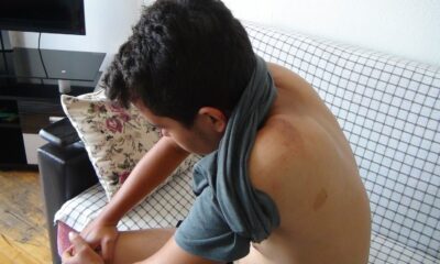 Gıda kuryesini tekme tokat dövdü