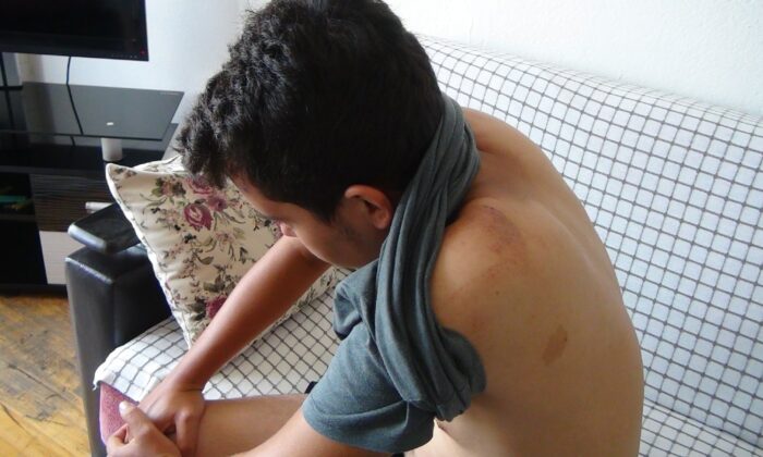 Gıda kuryesini tekme tokat dövdü