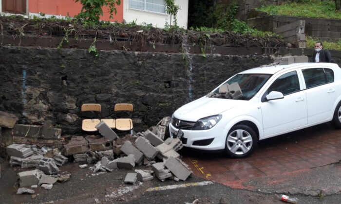 Giresun’da şiddetli yağmur sonrası bahçe duvarı yıkıldı