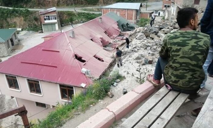 Giresun’da yol genişletme çalışması sırasında patlatılan dinamitler az kalsın faciaya neden olacaktı