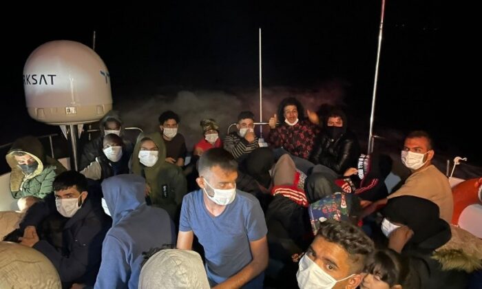 Göçmenlerin imdadına Türk askeri yetişti