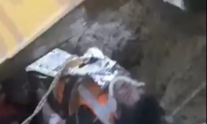 Göçük altında kalan işçilerin kurtarılma anı kamerada