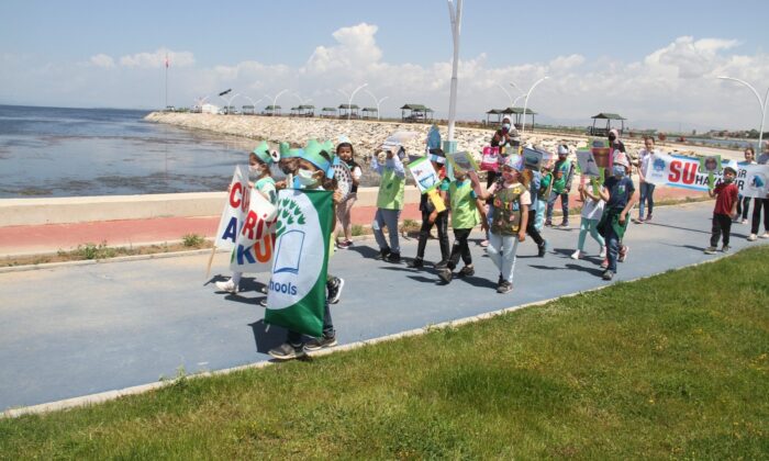 Göl kıyısında yürüyüş yapan öğrenciler ‘Beyşehir Gölü kurumasın, hayat durmasın’ dedi
