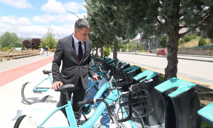 Gölbaşı Belediye Başkanı Şimşek, bisiklet kullanımının yaygınlaştırılması için kurulan GÖLBİS’i test etti