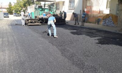 Gölbaşı ilçesinde sıcak asfalt çalışmaları devam ediyor