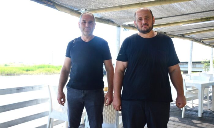 Gölde bulduğu yavru yunus bağlığını 200 metre koşarak denize bıraktı