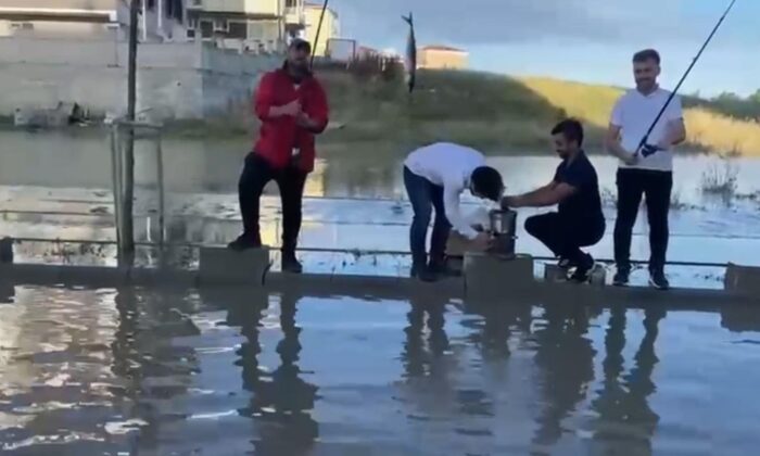 Göle dönen yolları tiye aldılar, balık tutup mangal yaktılar