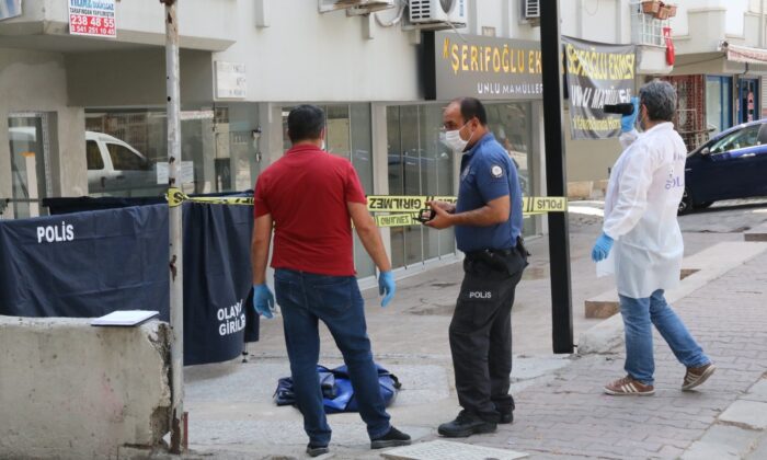 Gölgesine oturduğu bina önünde hayatını kaybetti