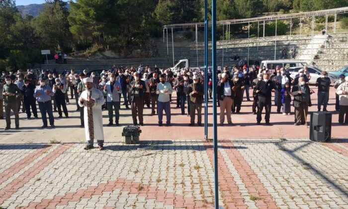 Gönen ilçesinde eller yağmur ve gül sezonu için semaya açıldı