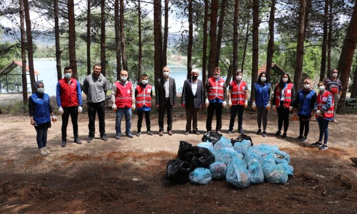 Gönüllü gençler baraj etrafında çöp topladı
