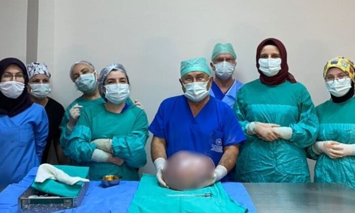 Gören hamile sandı, karnından 6,5 kilo kitle çıktı