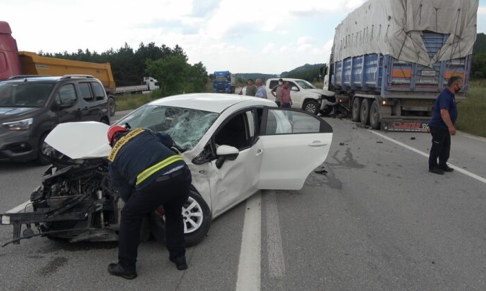 Görev yapacağı camiyi görmeye giden imam ve yakınları kaza geçirdi: 4 yaralı