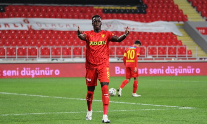 Göztepe, Cherif Ndiaye ile 3 yıllık sözleşme imzaladı