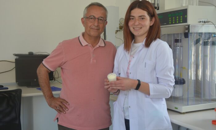 Gül suyunu toz haline getirdiler