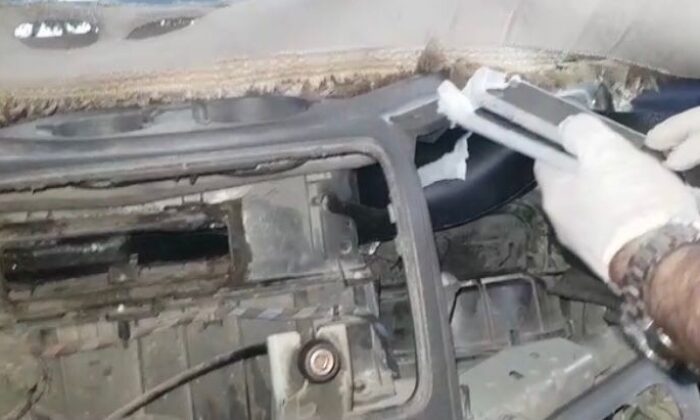 Gümrük kapısında 18 adet kaçak telefon ele geçirildi