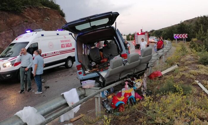 Gümüşhane’de tırın kayan dorsesi minibüse çarptı: 7 yaralı