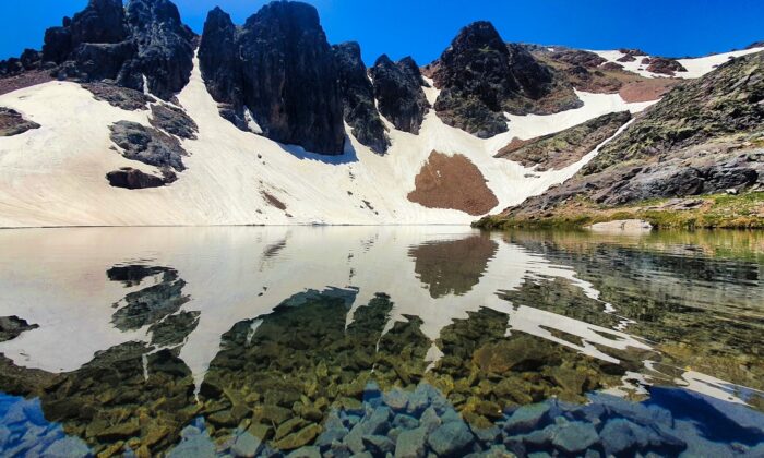 Gümüşhane’deki Artabel Gölleri Tabiat Parkı ziyaretçilerine muhteşem manzaralar sunuyor