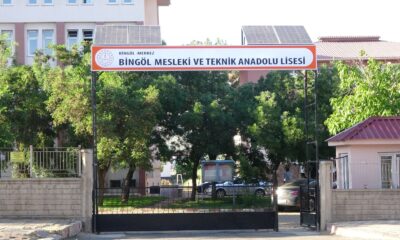 Güneş enerjisi ve kendi yazılımlarıyla okul giriş kapısını otomatik yaptılar