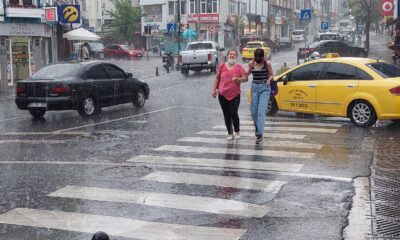 Güneşe aldanan Tekirdağlılar yağmura hazırlıksız yakalandı