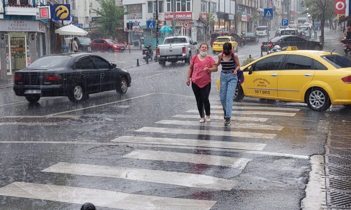 Güneşe aldanan Tekirdağlılar yağmura hazırlıksız yakalandı