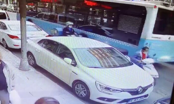 Güpegündüz kuryenin motosikletini çaldı