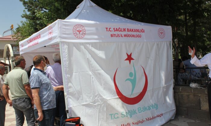 Güroymak’ta vatandaşlar kurulan stantta aşı oldu