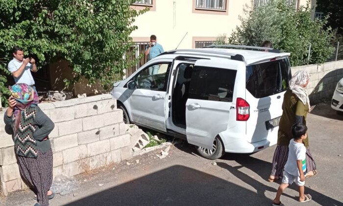 Hafif ticari araç bahçeye girdi