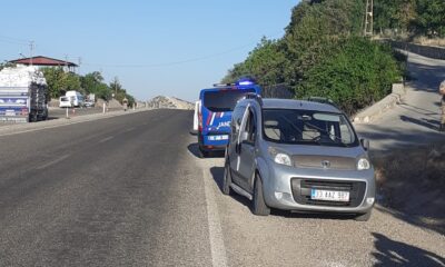 Hafif ticari araç ile kamyonet çarpıştı: 3 yaralı