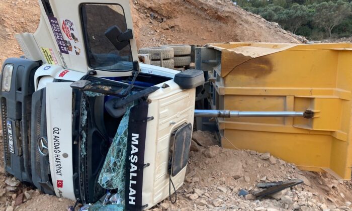 Hafriyat kamyonu devrildi; 1 yaralı