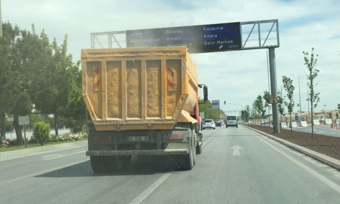 Hafriyat kamyonu sürücülere zor anlar yaşattı