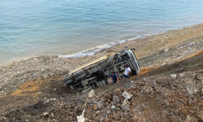 Hafriyat kamyonu uçuruma düştü, sürücü yara almadan kurtuldu