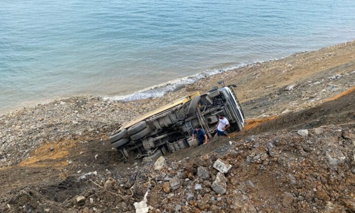 Hafriyat kamyonu uçuruma düştü, sürücü yara almadan kurtuldu