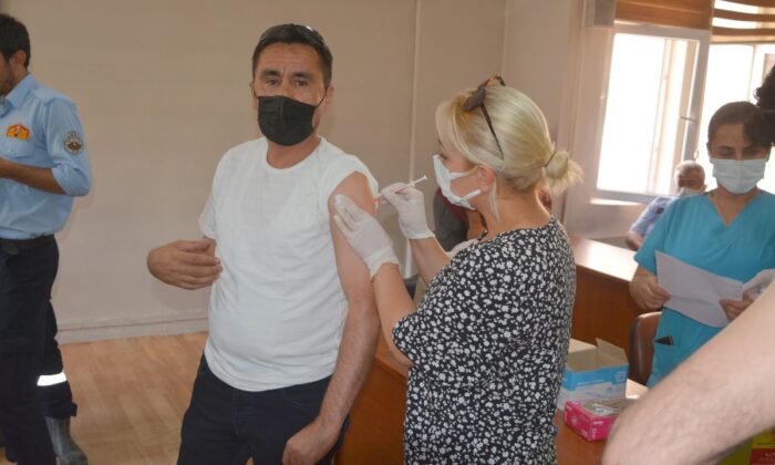 Hakkari Belediyesi personeli korona virüs aşısı oldu