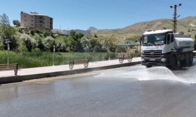 Hakkari caddeleri tazyikli suyla yıkandı