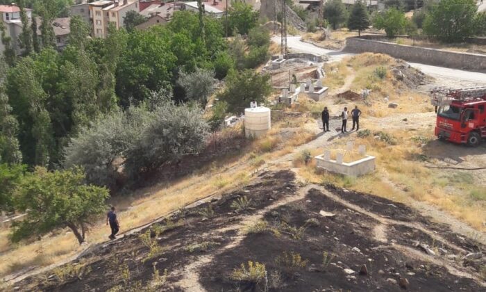 Hakkari’de mezarlık yangını
