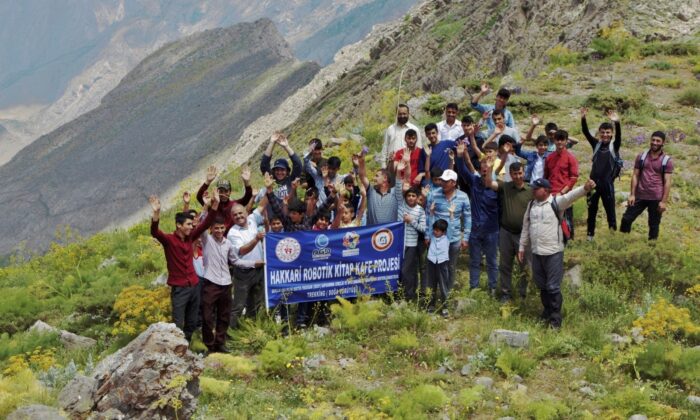 Hakkarili gençlerden doğa yürüyüşü