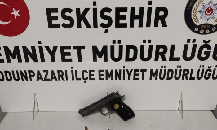 Hakkında kesinleşmiş hapis cezası olan şahıs üzerinde tabanca ile yakalandı