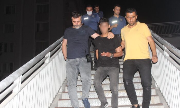 Hakkında soruşturma açıldığını iddia ederek üst geçitten atlamak istedi