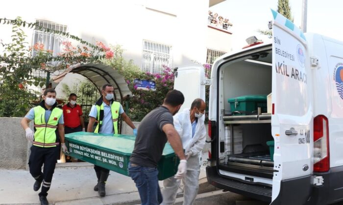 Halatla balkona inip, çocuklarının başına silah dayayarak kaçmaya çalışan kadını öldürmüşler