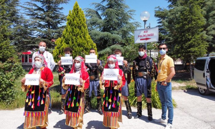 Halk oyunları ekibi yöresel kıyafetlerini giyip aşı olmaya geldi