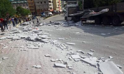 Hareket halindeki tırın üzerindeki mermerler yola devrildi