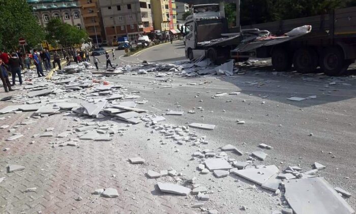 Hareket halindeki tırın üzerindeki mermerler yola devrildi