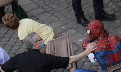 Hasta çocukların kahramanı Örümcek Adam, Papa ile görüştü