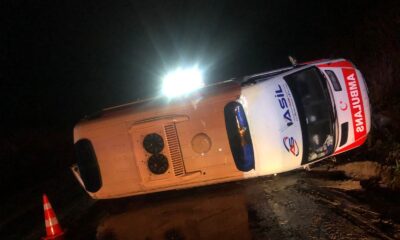 Hasta taşıyan ambulans devrildi: 3’ü sağlık görevlisi 4 yaralı