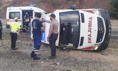 Hasta taşıyan ambulans kaza yaptı; 4 yaralı