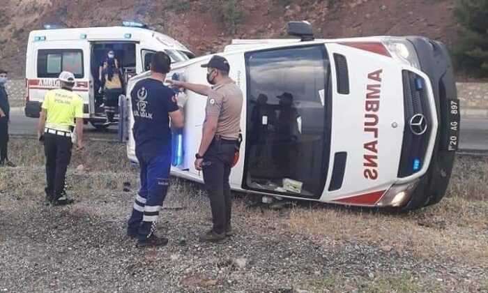 Hasta taşıyan ambulans kaza yaptı; 4 yaralı