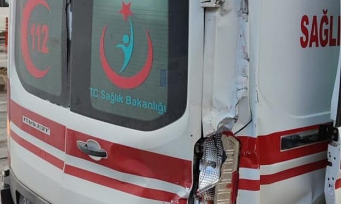 Hasta taşıyan ambulans kaza yaptı