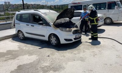 Hastane bahçesinde park halindeyken alev alan araç paniğe neden oldu
