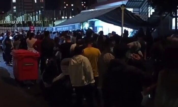 Hastanelerde gece aşı kuyrukları oluştu